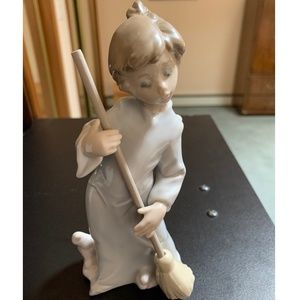 Lladro Sweep Away the Clouds  #5726